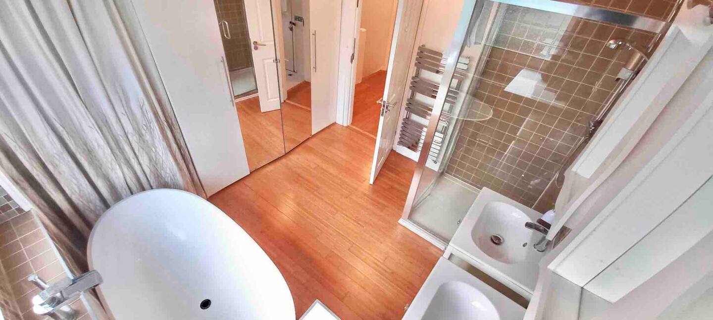 Fully equipped kitchen with kitchen island, stools and premium appliances