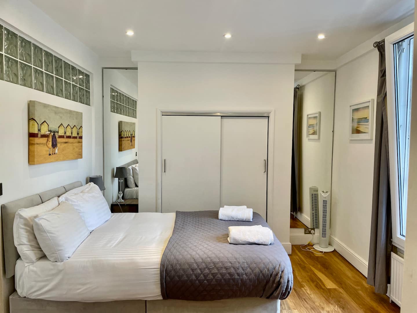 Bedroom with double bed in the central Cambridge apartment