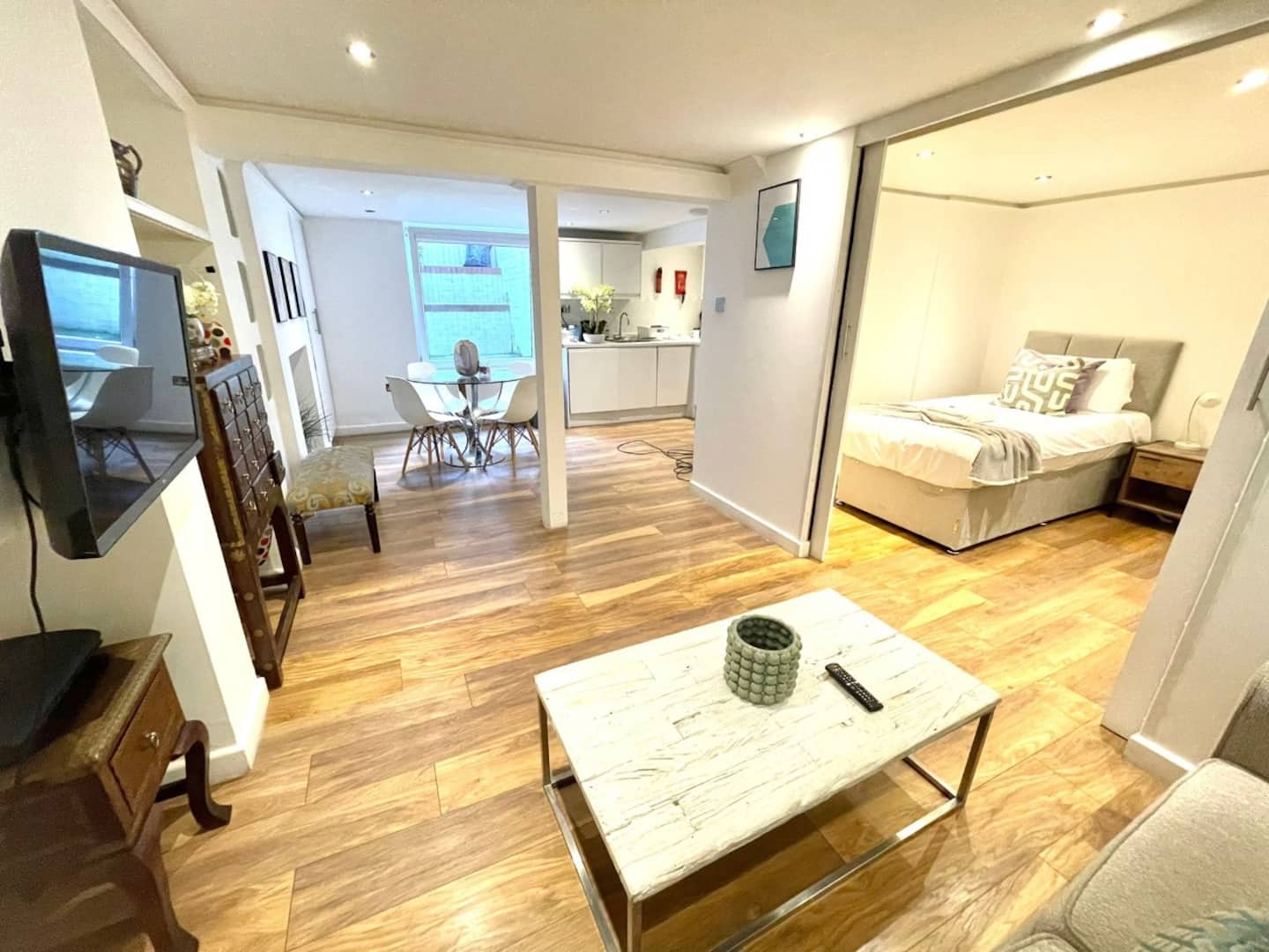 Bedroom with single beds in the central Cambridge apartment
