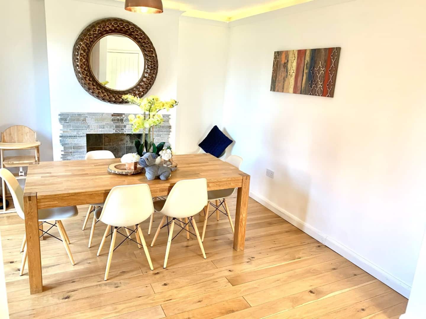 Cheerful living room at June Gardens, a three-bedroom house in Cambridge