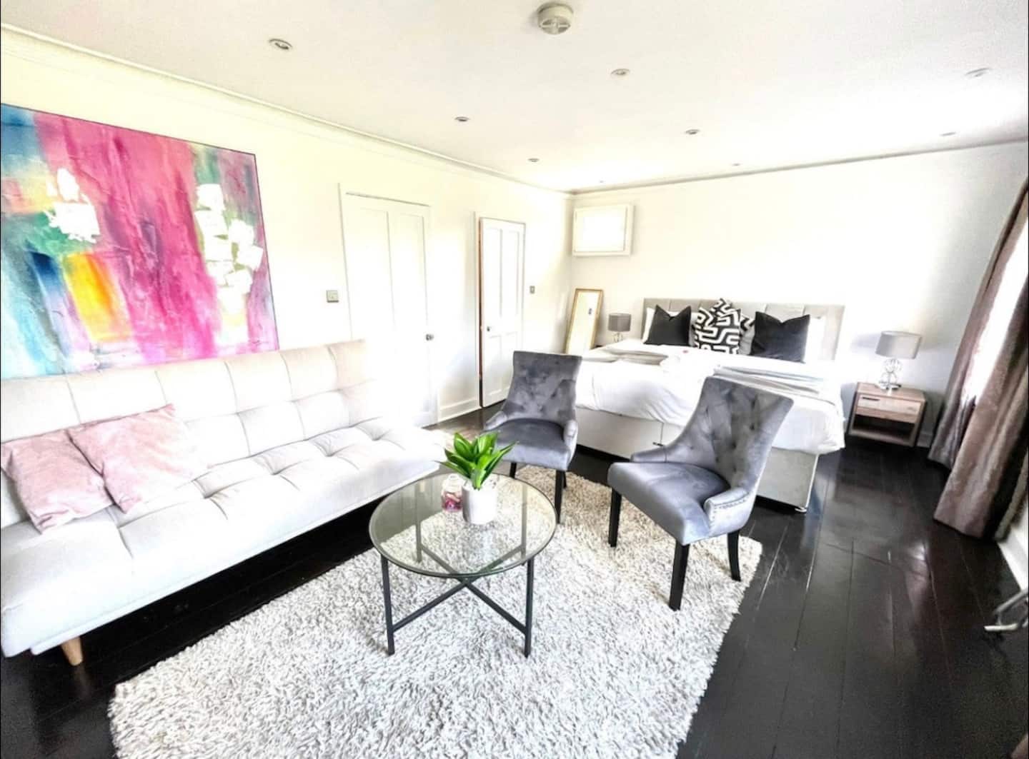 Luxurious top-floor apartment living and sleeping space in central Cambridge