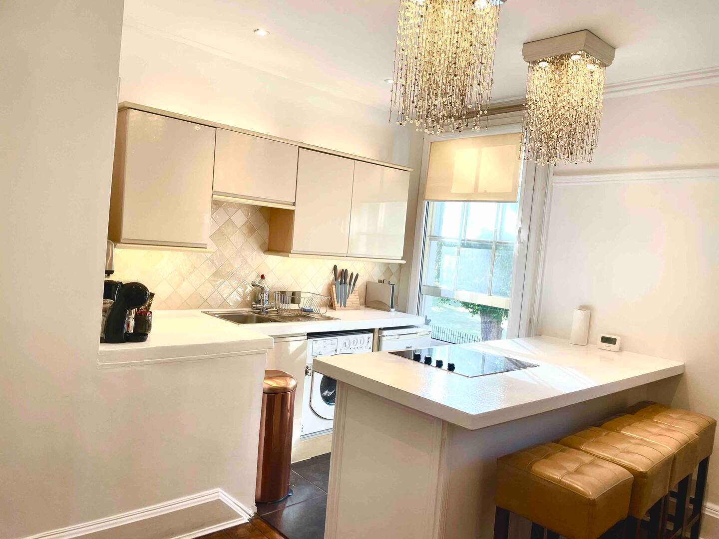 Fully equipped kitchen of the Emmanuel House apartment